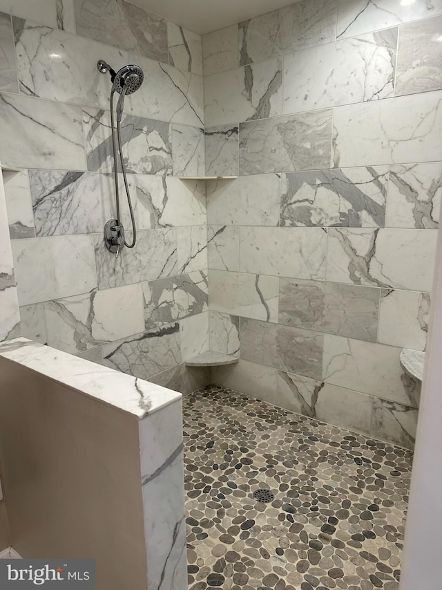 bathroom featuring tiled shower