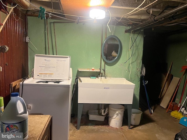 laundry area with washer / dryer and sink