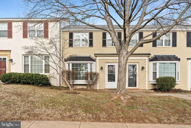 view of property featuring a front lawn