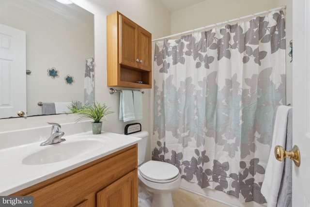 full bathroom featuring a shower with shower curtain, vanity, and toilet