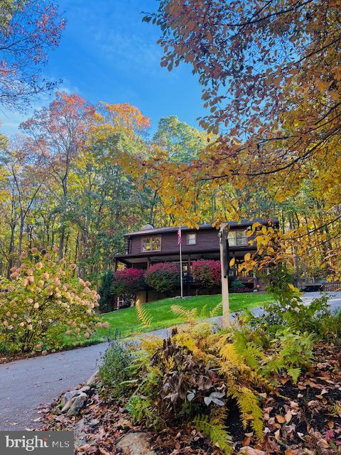 view of front of house featuring a front yard