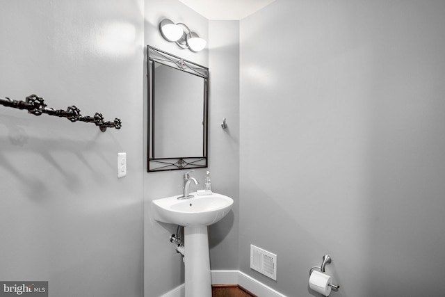 bathroom with visible vents and baseboards