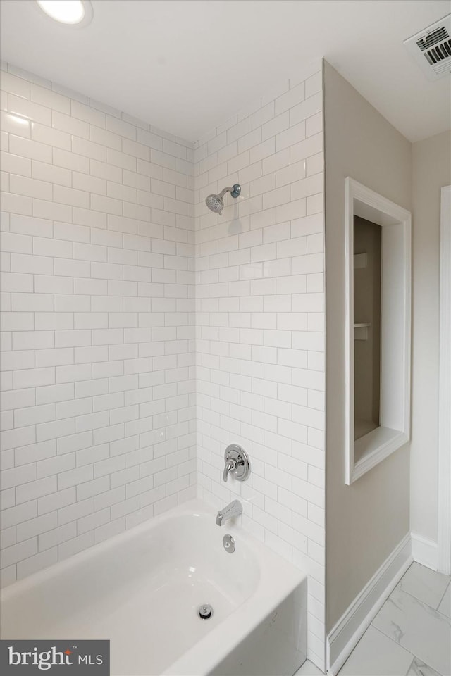 bathroom with tiled shower / bath