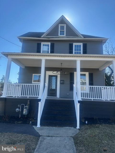 view of front of property featuring a porch