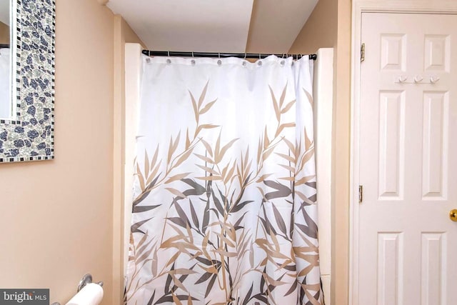 full bath featuring a shower with curtain