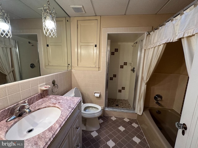 full bathroom featuring toilet, tile walls, vanity, shower / bath combo with shower curtain, and decorative backsplash