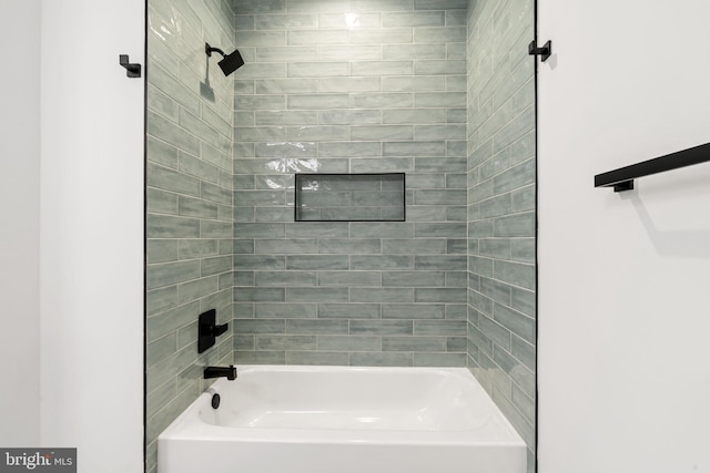 bathroom with tiled shower / bath combo