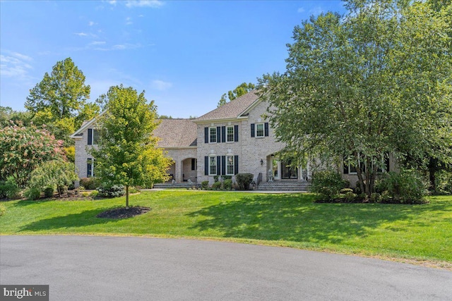 view of front facade featuring a front yard