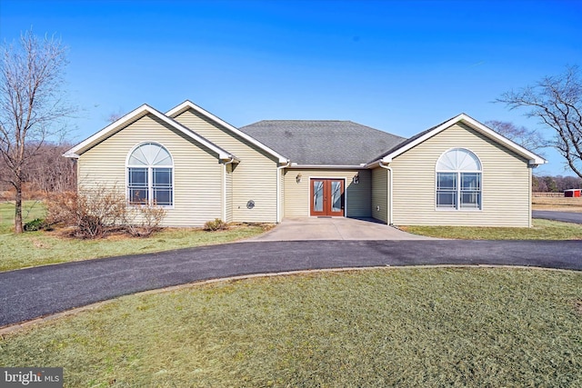 single story home with a front lawn