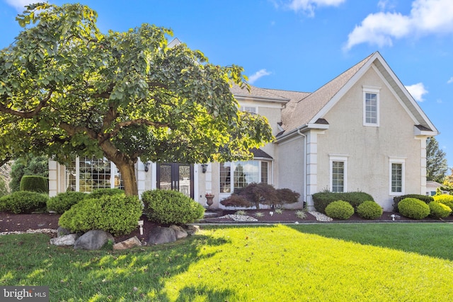 view of front of property featuring a front yard