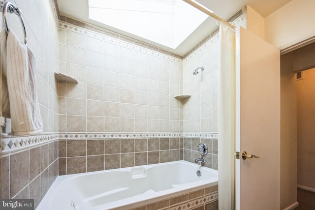 bathroom with tiled shower / bath