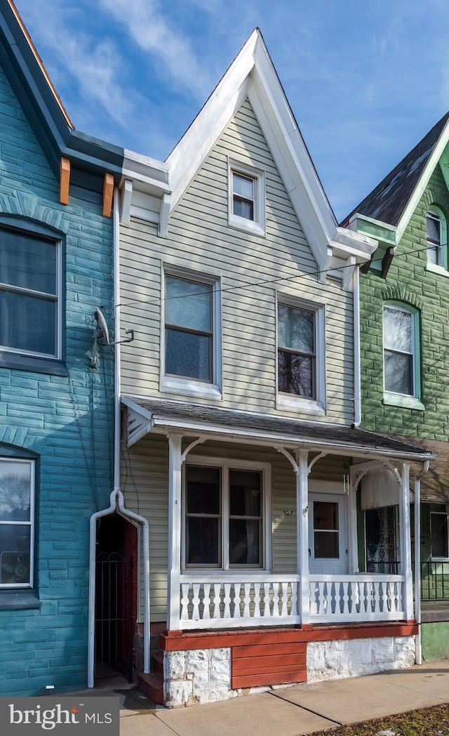 view of front of house featuring a porch