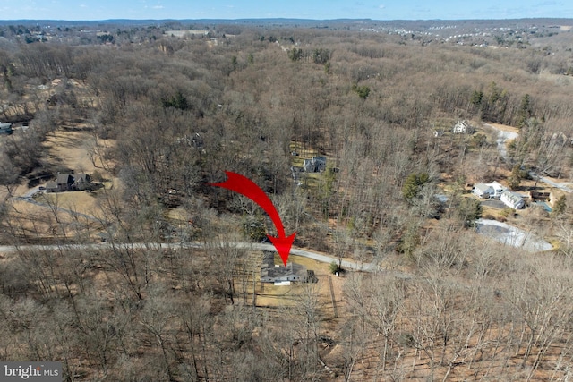 bird's eye view featuring a wooded view