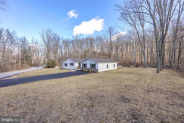 view of front of property featuring driveway and a front yard