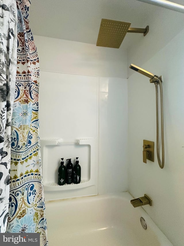 bathroom with shower / tub combo