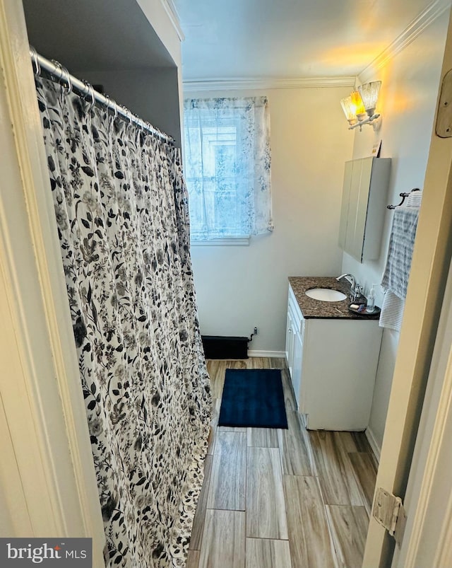 bathroom featuring hardwood / wood-style flooring, ornamental molding, vanity, and a shower with shower curtain