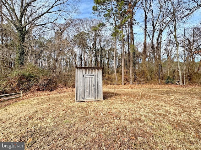 view of yard with a storage unit