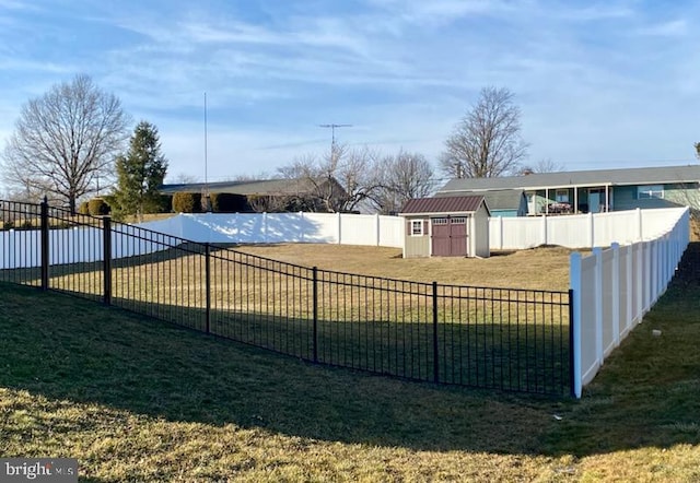 view of yard with a storage unit