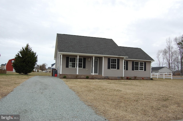 view of front of house featuring crawl space, driveway, and a front yard