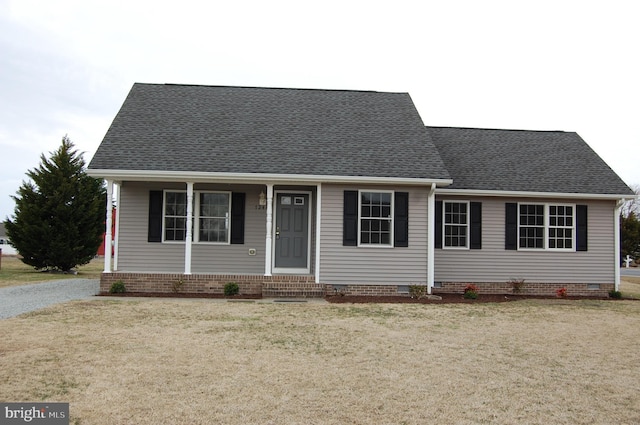 view of front facade featuring crawl space, a shingled roof, and a front lawn