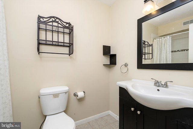 full bathroom with toilet, a shower with shower curtain, vanity, visible vents, and baseboards