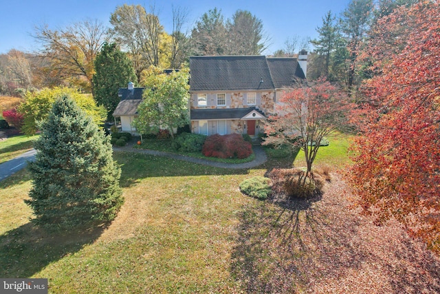 view of front of home featuring a front yard