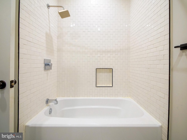 bathroom with tiled shower / bath