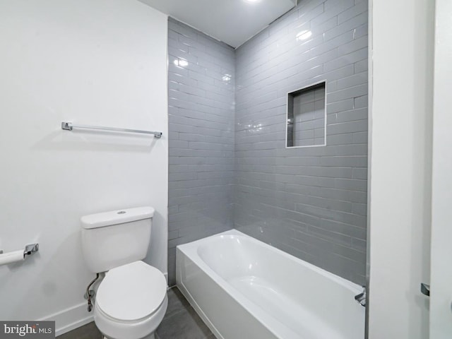 bathroom with tiled shower / bath and toilet