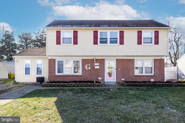 view of front facade featuring a front lawn