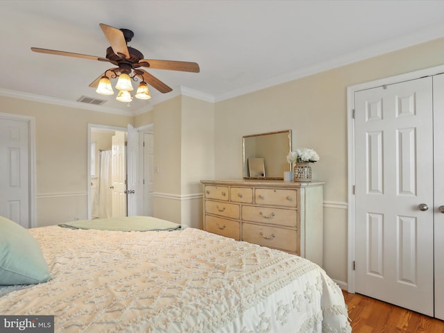 bedroom featuring light wood-type flooring, crown molding, and ceiling fan