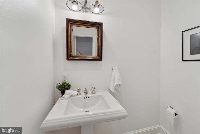 bathroom featuring sink