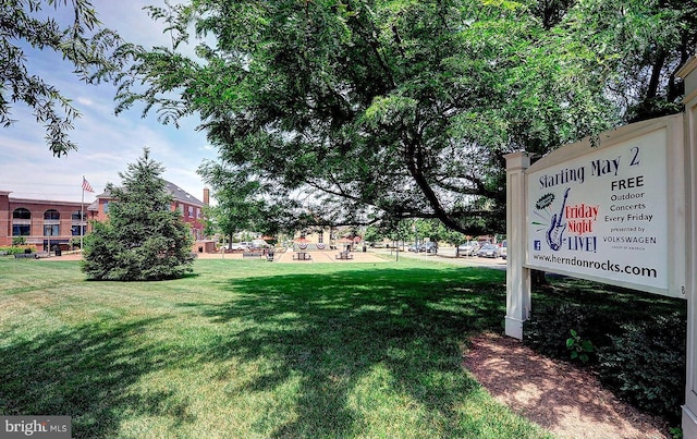 view of home's community featuring a yard