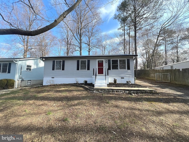 manufactured / mobile home with a front yard