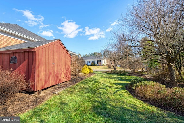 view of yard featuring a storage shed