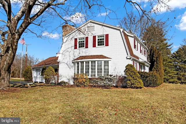 view of front of property featuring a front yard