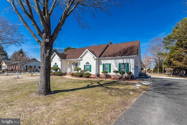 view of front facade featuring driveway, a garage, and a front yard