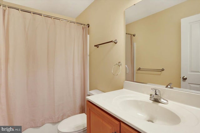 bathroom with a shower with curtain, vanity, and toilet