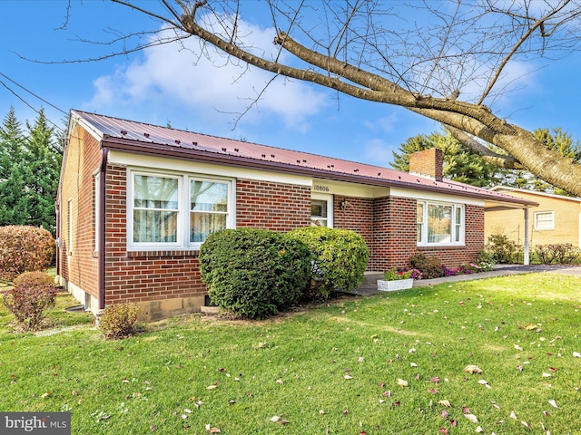 single story home with a front lawn