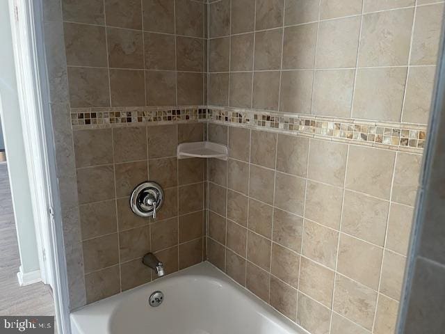 bathroom featuring tiled shower / bath combo