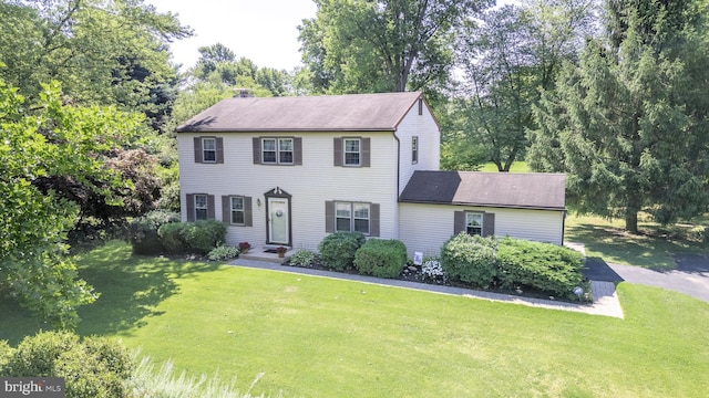 colonial inspired home featuring a front yard