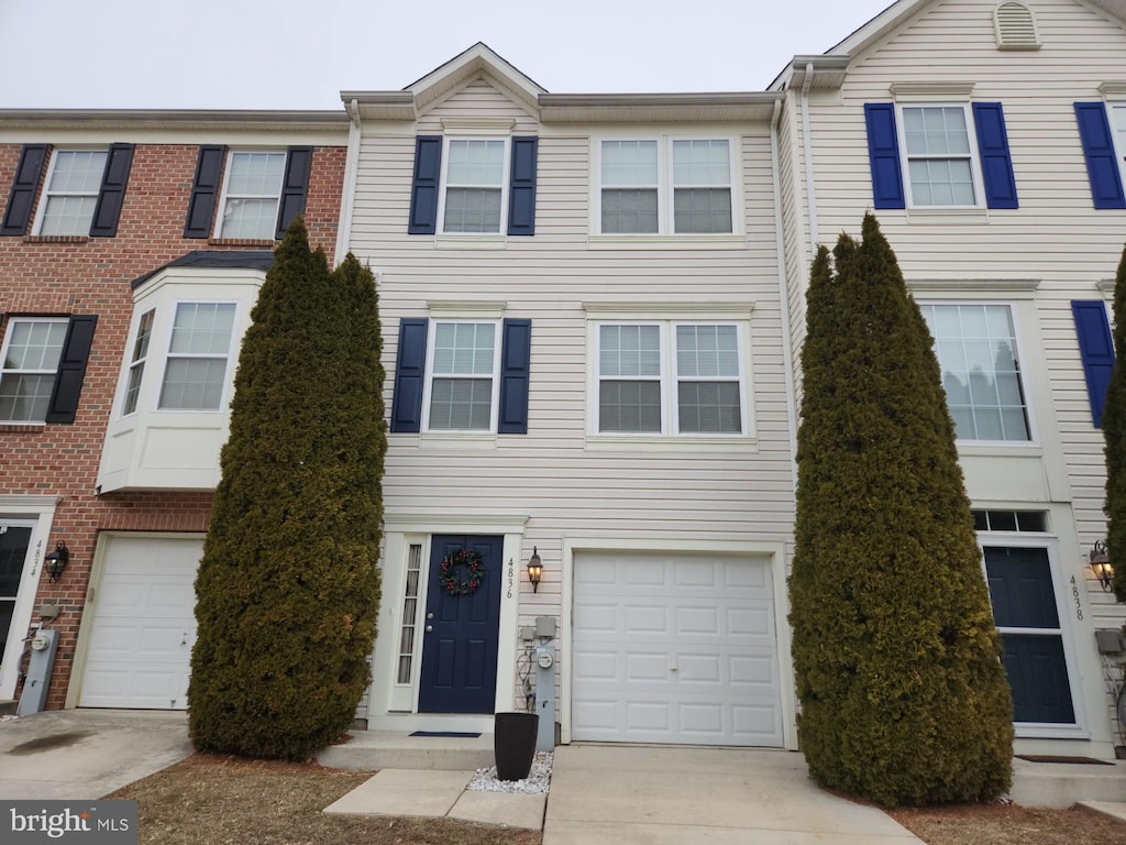 townhome / multi-family property featuring a garage