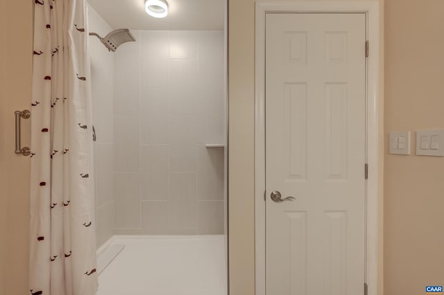 bathroom featuring a shower with shower curtain