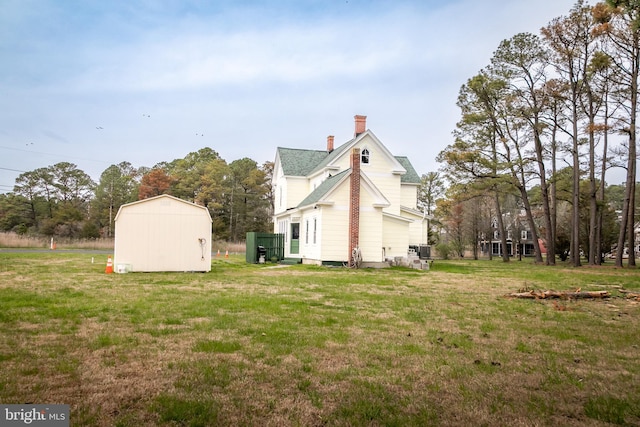 view of yard featuring a shed