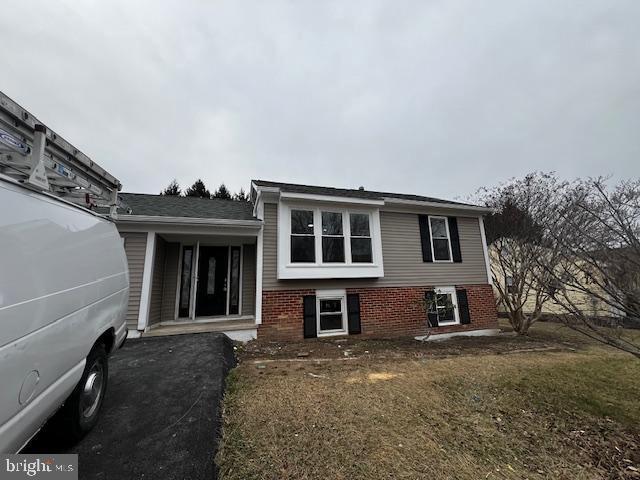 split level home with a front yard