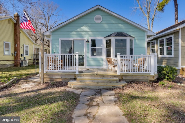 view of front of home featuring a wooden deck and a front yard