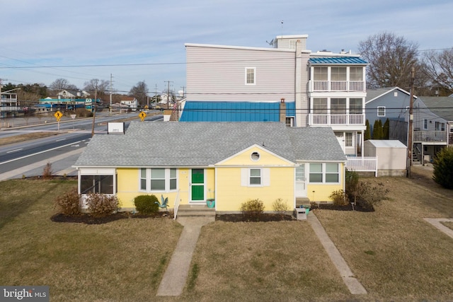 view of front facade featuring a front lawn