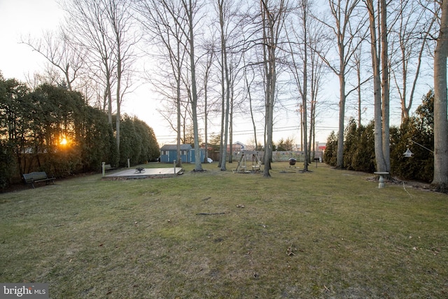 view of yard at dusk