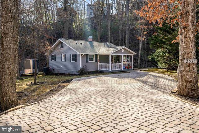 single story home featuring a porch