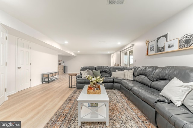 living area featuring light wood finished floors, visible vents, and recessed lighting