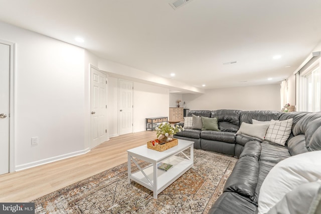 living area featuring light wood-type flooring, visible vents, baseboards, and recessed lighting